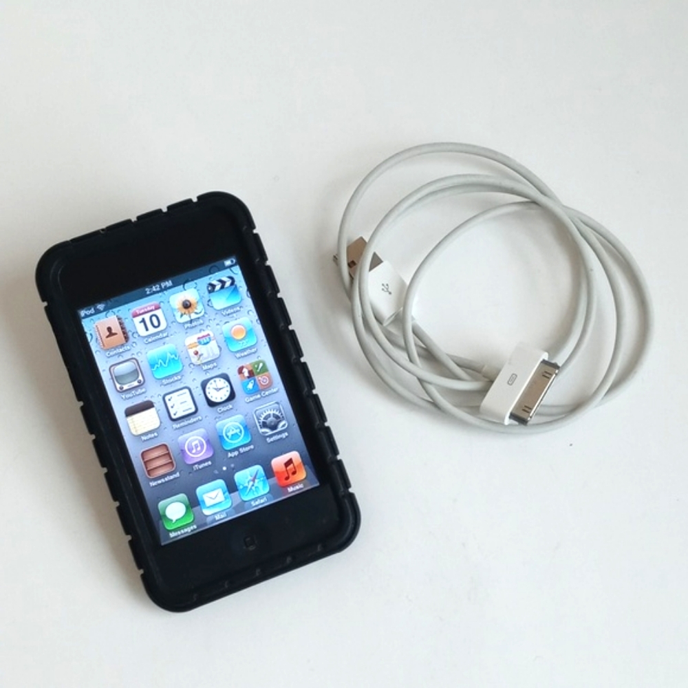 32G iPod Touch With Black Protective Case for iPod Touch And Charger